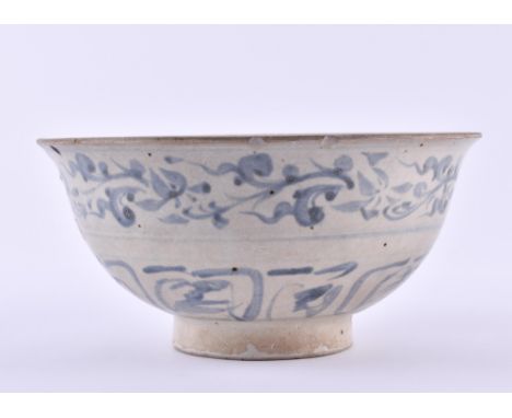 Schale Vietnam / Südchina Later Lê-Dynastie 15./16. Jhd.unterglasurblaue Malerei, mit floralem Dekor verziert, H: 8,3 cm, Ø 1