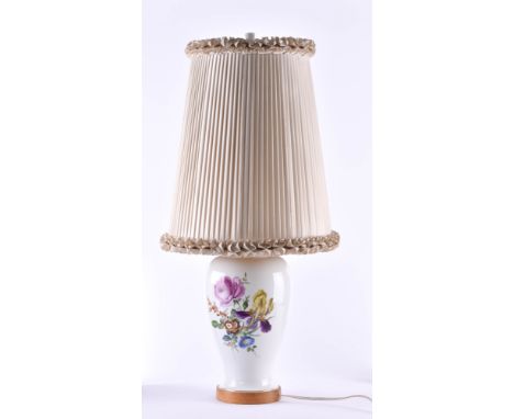 Lampe Meissenmit polychromer Blumenmalerei, Goldrand, 1. Wahl, im Holzsockel Schwertermarke, Gesamthöhe 72 cmLamp Meissenwith