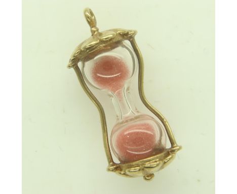 9ct gold mounted sand timer pendant / charm, 2.1g. UK P&amp;P Group 0 (£6+VAT for the first lot and £1+VAT for subsequent lot