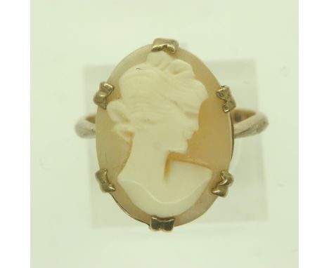 9ct gold ring set with a carved shell cameo panel, size M, 2.7g. UK P&amp;P Group 0 (£6+VAT for the first lot and £1+VAT for 