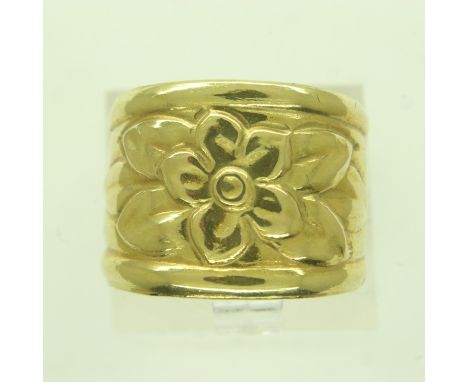 An 18ct gold open ring, floral decorated in relief, size adjustable, 3.5g. UK P&amp;P Group 0 (£6+VAT for the first lot and £