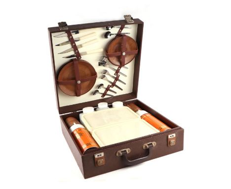 A vintage Sirram four-person picnic set with Linga Longa Bakelite plates and cups, cased.