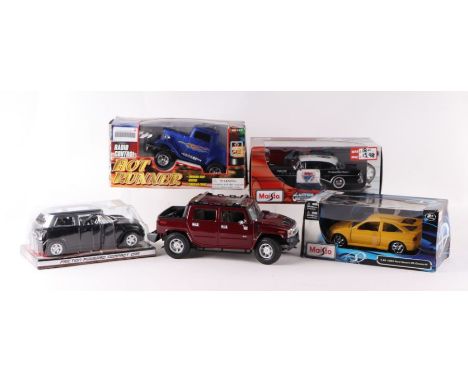 Assorted 1/18 1/24 and 1/26 scale diecast models including Maisto 1955 Buick Century, Hex Models Land Rover, Harley-Davidson 