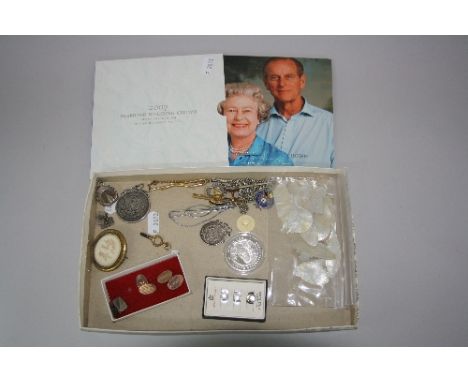 A MIXED LOT, to include mother of pearl gaming chips, a pair of 9ct cufflinks, approximate weight 5.2 grams, a novelty charm,
