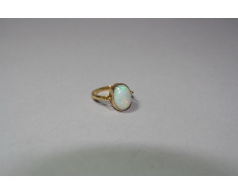 AN 18CT GOLD OPAL RING, ring size M1/2, boxed