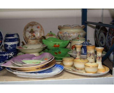 VARIOUS BOWLS, PLATES, JARDINIERE, ORNAMENTS, etc, to include Fieldings Crown Devon, Wedgwood, Carltonware, Shorter & Son etc