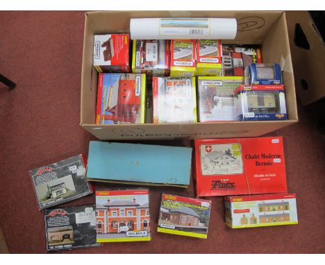Ten Hornby Skaledale "OO" Gauge/4mm  Boxed Items, Ref No's R8604, 8646 (2), 8713, 8737, 8738, 8751, 9638, 9642 and 9729.Plus 