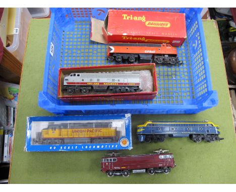 Two Triang 'OO' Gauge/4mm Class F7 'A Units', a CP Rail R/No 1404 and Triang Railways R/No 4008, plus a Triang blue/yellow do