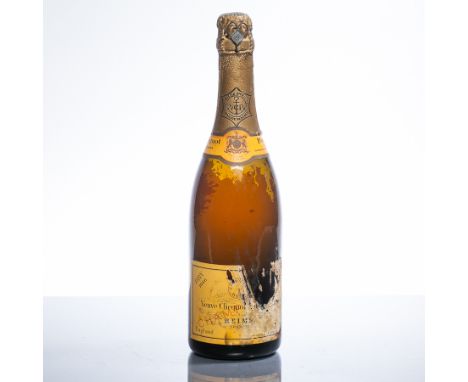 VEUVE CLICQUOT PONSARDIN VINTAGE 1926
Champagne. Label damaged.