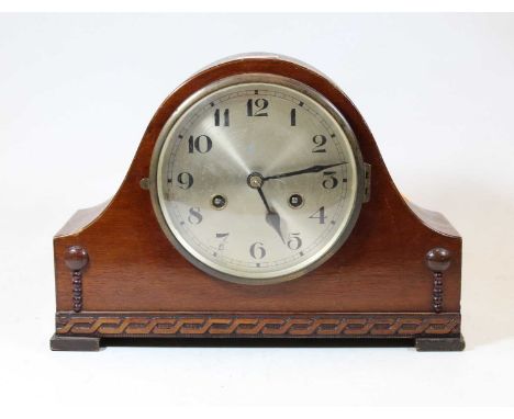 An early 20th century mahogany cased mantel clock, having eight-day movement, the silvered dial showing Arabic numerals, h.22