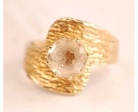 A modern 9ct gold paste set dress ring, 3.3g, size H