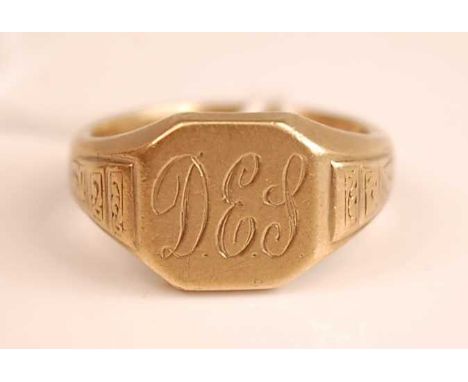 A gents 9ct gold signet ring, 10.1g, size S