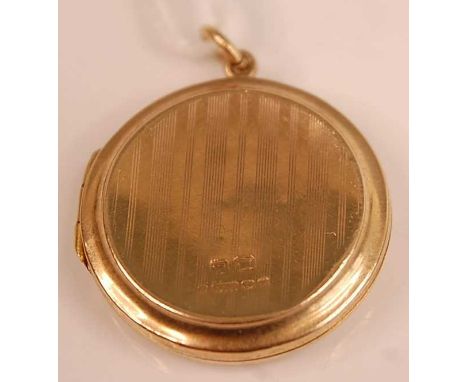 A 9ct gold and engine turned picture locket, 4.8g, dia.25mm