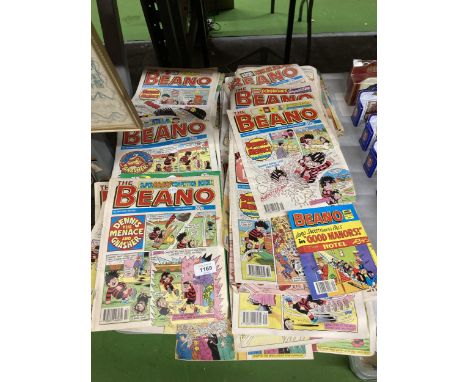 A LARGE COLLECTION OF VINTAGE 'BEANO' COMICS 