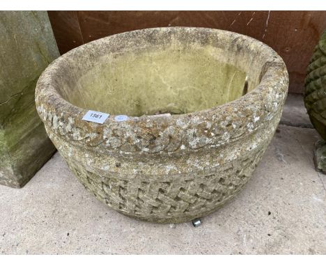 A RECONSTITUTED STONE CIRCULAR PLANTER BEARING THE NAME 'COTSWOLDS STUDIO' (H:30CM D:52CM) 