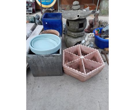 AN ASSORTMENT OF GARDEN ITEMS TO INCLUDE A BLUE GLAZED PLANTER, A FROG ORNAMENT AND FURTHER PLANTERS ETC 
