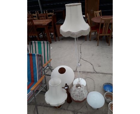 AN ASSORTMENT OF LAMPS AND LAMP SHADES 