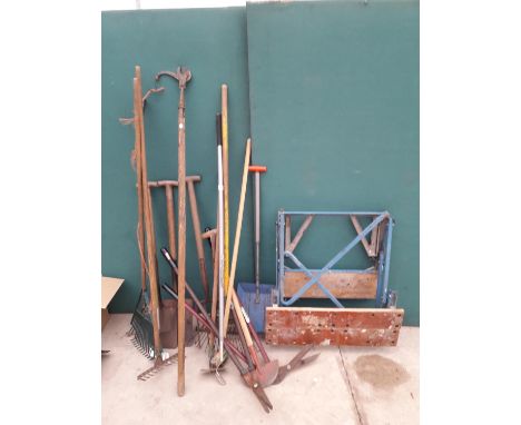AN ASSORTMENT OF GARDEN TOOLS TO INCLUDE SPADES, RAKES AND SHEARS ETC 