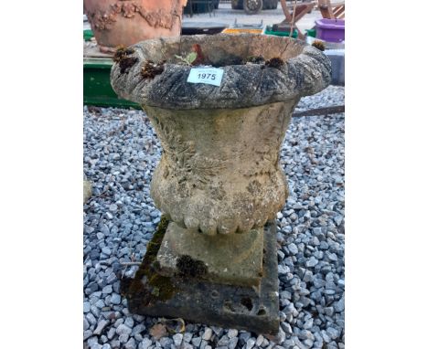 A RECONSTITUTED STONE URN PLANTER (H:54CM) 