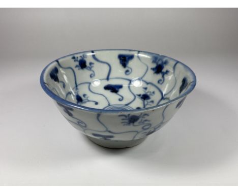 A LATE 18TH / EARLY 19TH CENTURY CHINESE QING BLUE AND WHITE PORCELAIN TEK SING CARGO TYPE BOWL, BLUE RING MARK TO BASE, DIAM