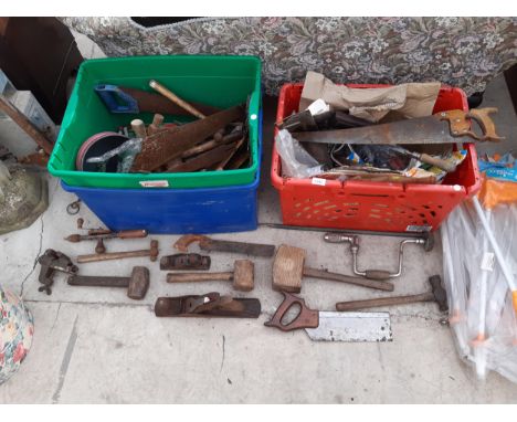 AN ASSORTMENT OF VINTAGE TOOLS TO INCLUDE SAWS, PLANES AND BRACE DRILLS ETC 