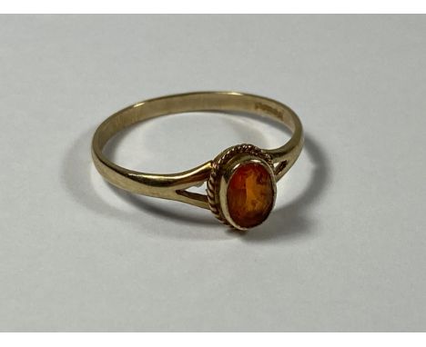 A 9CT GOLD RING WITH ORANGE STONE, WEIGHT 1.3G 