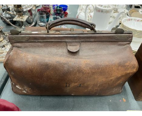 A VINTAGE GLADSTONE BAG 