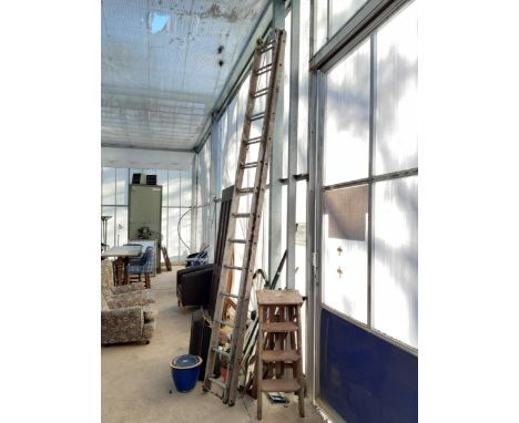 A 28 RUNG ALUMINIUM TWO SECTION EXTENDABLE LADDER 