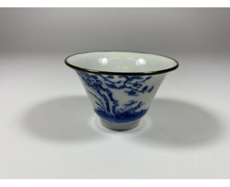 A CHINESE BLUE AND WHITE KANGXI STYLE CUP WITH FOUR CHARACTER MARK TO BASE, HEIGHT 4CM 