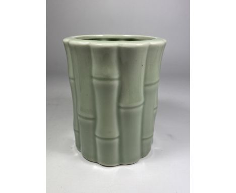 A CHINESE CELADON PORCELAIN BITONG BAMBOO DESIGN VASE, SEAL MARK TO BASE, HEIGHT 12CM 