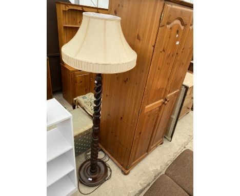A 20TH CENTURY BARLEYTWIST AND OPEN BARLEYTWIST STANDARD LAMP COMPLETE WITH SHADE 
