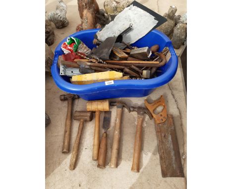 A LARGE ASSORTMENT OF VINTAGE HAND TOOLS TO INCLUDE CHISELS, HAMMERS AND DRILL BITS ETC 