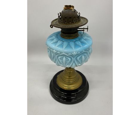 A VINTAGE OIL LAMP WITH BLUE GLASS RESERVOIR, HEIGHT 35CM 
