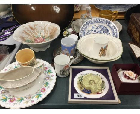 A LARGE QUANTITY OF CERAMIC ITEMS TO INCLUDE PLATES, BOWLS, COMMEMORATIVE ITEMS, A FRAMED PLAQUE, FLORAL TRINKET BOX, ETC 