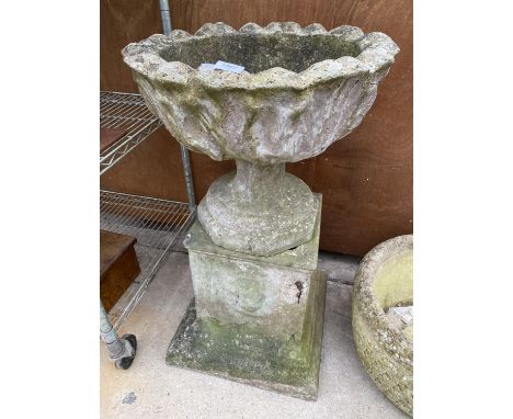 A VINTAGE RECONSTITUTED STONE URN STYLE PLANTER ON PEDESTAL BASE (H:87CM D:50CM) 