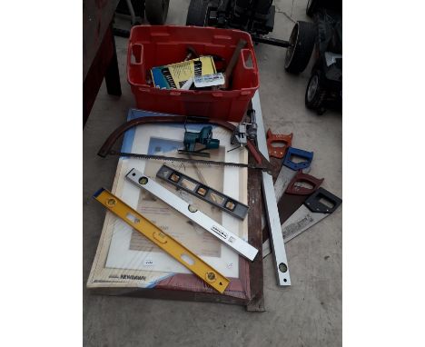 AN ASSORTMENT OF TOOLS TO INCLUDE SAWS, SPIRIT LEVELS AND A VICE ETC 