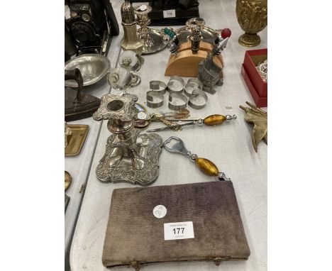A QUANTITY OF SILVER PLATED ITEMS TO INCLUDE CANDLESTICKS, NAPKIN RINGS, BOTTLE STOPPERS, A BOXED SET OF JEWELLERS SCALES, ET