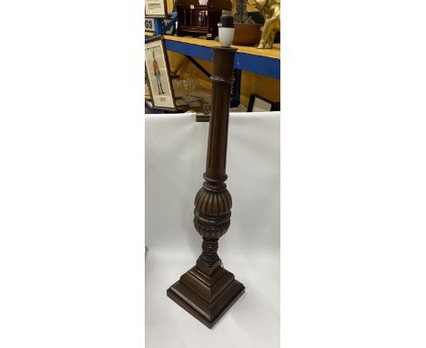 A LARGE MAHOGANY TABLE LAMP WITH FLUTED DESIGN, HEIGHT 77CM 