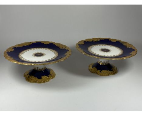 A PAIR OF COPELAND SPODE COBALT BLUE AND GILT PEDESTAL BOWLS, DIAMETER 24CM 