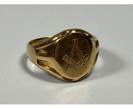 A GENTS 18CT YELLOW GOLD SIGNET RING WITH MASONIC EMBLEM, WEIGHT 8.25G, SIZE P/Q 