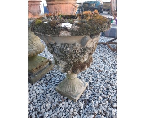 A RECONSTITUTED STONE URN PLANTER (H:57CM) 