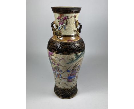 A 19/20TH CENTURY CHINESE CRACKLE GLAZE WARRIOR DESIGN VASE, SEAL MARK TO BASE, HEIGHT 26CM 