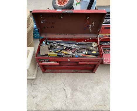 A METAL TOOL STORAGE CHEST AND AN ASSORTMENT OF TOOLS TO INCLUDE CHISELS AND A CROW BAR ETC 