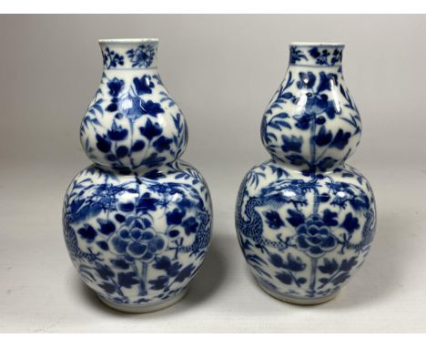 A PAIR OF QING 19TH CENTURY CHINESE BLUE AND WHITE KANGXI STYLE DOUBLE GOURD VASES, FOUR CHARACTER MARK TO BASE, HEIGHT 13.5C