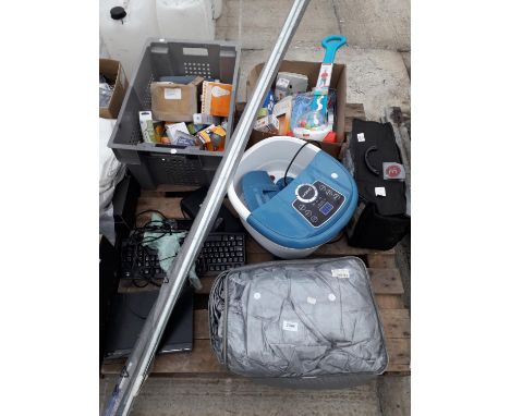 AN ASSORTMENT OF HOUSEHOLD CLEARANCE ITEMS TO INCLUDE LIGHT BULBS AND ELECTRONICS ETC 