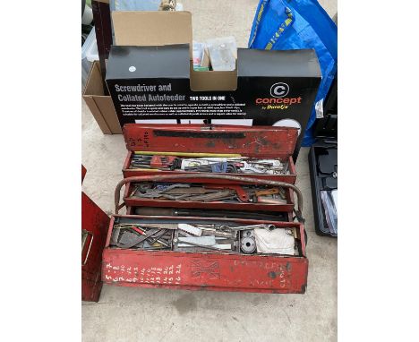 A METAL TOOL BOX AND AN ASSORTMENT OF TOOLS TO INCLUDE HAMMERS AND ALAN KEYS ETC 