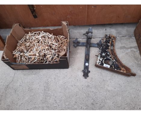 A LARGE QUANTITY OF CHAIN, TWO METAL SHELF BRACKETS AND A CROSS LIGHT FITTING 