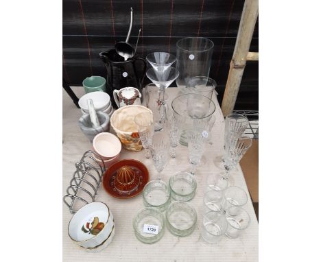 AN ASSORTMENT OF GLASS AND CERAMIC WARE TO INCLUDE CHAMPAGNE FLUTES, A PESTEL AND MORTAR AND TWO ROYAL WORCESTER RAMEKINS ETC