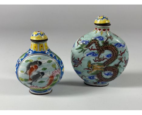 A PAIR OF CHINESE ENAMEL DESIGN SNUFF BOTTLES WITH FOUR CHARACTER MARK TO BASE, HEIGHT OF LARGEST 7.5CM 