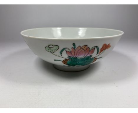 A 19TH CENTURY CHINESE FLORAL BOWL WITH SEAL MARK TO BASE, DIAMETER 16CM 